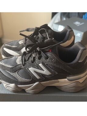 New Balance 9060 Sneakers size 1 boys excellent